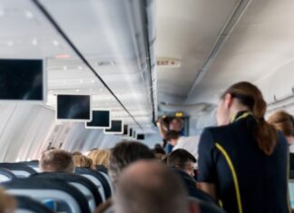 Stjuardesat tregojnë ankesën më të shpeshtë të pasagjerëve në avion