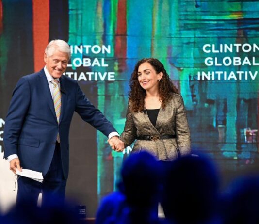 Rrëfimin e Kosovës nga çlirimi deri më sot, Osmani e ndan bashkë me Clintonin